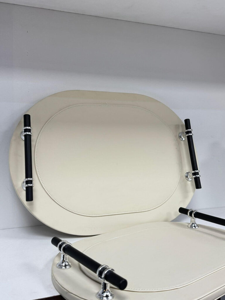 Apportez une touche de sophistication à votre intérieur avec ce superbe set de deux plateaux en finition beige.
Leur design moderne et épuré se distingue par des poignées noires contrastées, accentuées par des détails chromés brillants, offrant un style élégant et contemporain.

Pratiques et décoratifs, ces plateaux sont parfaits pour :

Servir le café, le thé ou des boissons,

Présenter des desserts ou encas,

Ou encore comme pièce décorative sur une table basse, console ou cuisine.

Grâce à leur surface lisse et facile à nettoyer, ils combinent à la fois style, fonctionnalité et durabilité, idéal pour un usage quotidien ou pour recevoir des invités.